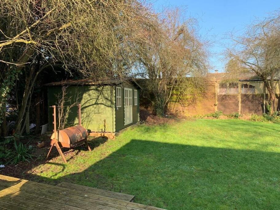 River Cabin Retreat Shepperton Exterior photo